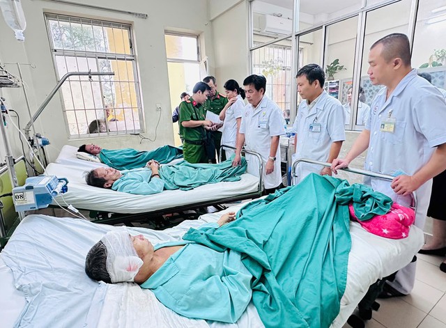 Trắng đêm cấp cứu, điều trị kịp thời cho nạn nhân trong vụ sạt lở đèo ở Khánh Hòa- Ảnh 1. Trắng đêm cấp cứu, điều trị kịp thời cho nạn nhân trong vụ sạt lở đèo ở Khánh Hòa- Ảnh 1.