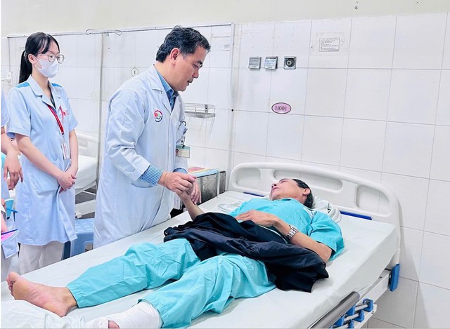 Trắng đêm cấp cứu, điều trị kịp thời cho nạn nhân trong vụ sạt lở đèo ở Khánh Hòa- Ảnh 4. Trắng đêm cấp cứu, điều trị kịp thời cho nạn nhân trong vụ sạt lở đèo ở Khánh Hòa- Ảnh 4.