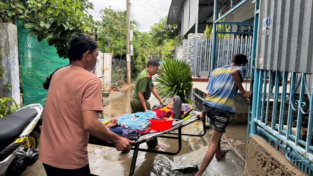 Công an, dân quân tự vệ dầm mình cõng dân thoát lũ- Ảnh 2. Công an, dân quân tự vệ dầm mình cõng dân thoát lũ- Ảnh 2.