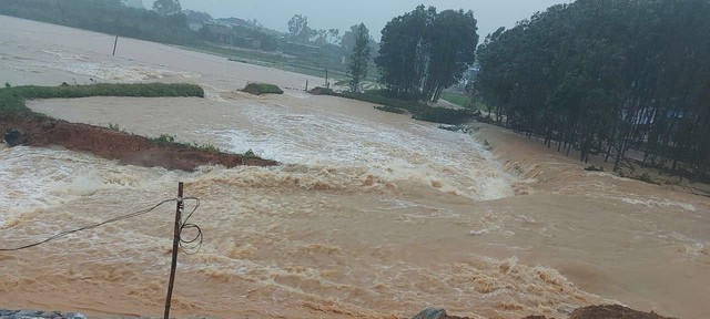 Lũ trên nhiều sông ở Huế và Quảng Ngãi lên rất nhanh, cảnh báo người dân đảm bảo an toàn- Ảnh 2. Lũ trên nhiều sông ở Huế và Quảng Ngãi lên rất nhanh, cảnh báo người dân đảm bảo an toàn- Ảnh 2.