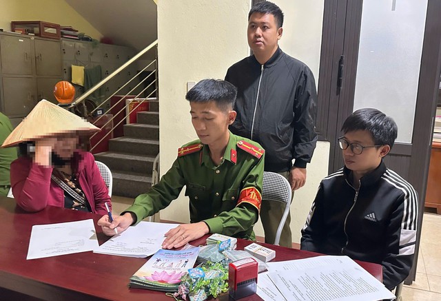 Công an làm việc với người tuyên truyền Pháp Luân Công- Ảnh 1. Công an làm việc với người tuyên truyền Pháp Luân Công- Ảnh 1.