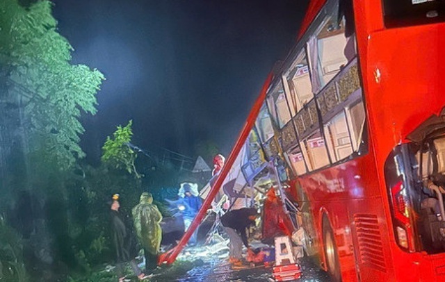 Sạt lở đèo kinh hoàng trong đêm ở Khánh Hòa khiến nhiều người tử vong- Ảnh 1. Sạt lở đèo kinh hoàng trong đêm ở Khánh Hòa khiến nhiều người tử vong- Ảnh 1.