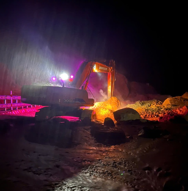 Sạt lở đèo kinh hoàng trong đêm ở Khánh Hòa khiến nhiều người tử vong- Ảnh 3. Sạt lở đèo kinh hoàng trong đêm ở Khánh Hòa khiến nhiều người tử vong- Ảnh 3.