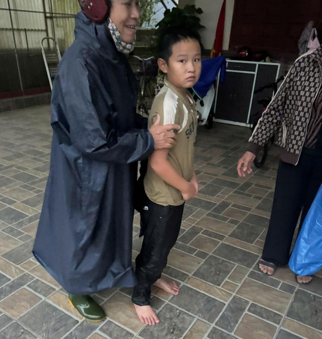 Cán bộ công an cứu học sinh lớp 5 bị gió quật ngã xuống kênh- Ảnh 2.