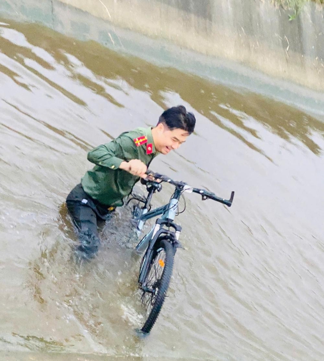 Cán bộ công an cứu học sinh lớp 5 bị gió quật ngã xuống kênh- Ảnh 1.