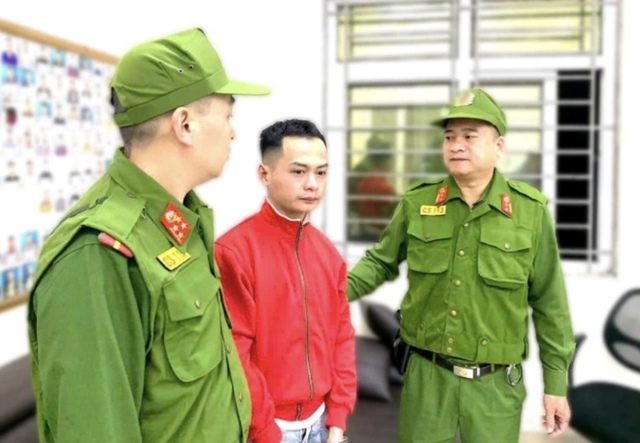 Bắt đối tượng truy nã tại sân bay Nội Bài - Ảnh 1. Bắt đối tượng truy nã tại sân bay Nội Bài - Ảnh 1.