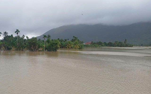 Phó Thủ tướng thăm nạn nhân vụ sạt lở đèo Khánh Lê, yêu cầu phương án nhanh nhất tìm kiếm người mất tích- Ảnh 3.