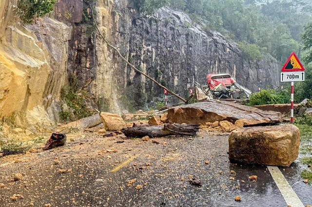 Mưa lớn kéo dài gây lũ cao, hàng chục nghìn nhà bị ngập, 14 người chết và mất tích- Ảnh 1.