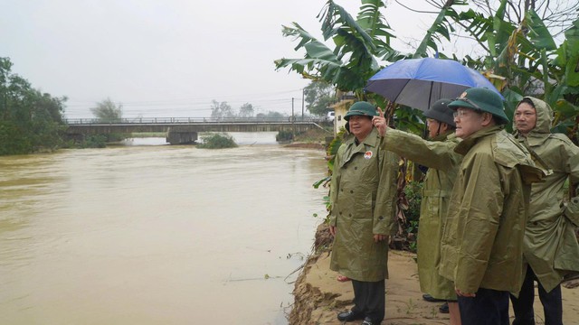 Mưa lớn tiếp tục dồn dập, nhiều khu vực miền Trung bị nhấn chìm trong biển nước- Ảnh 3.