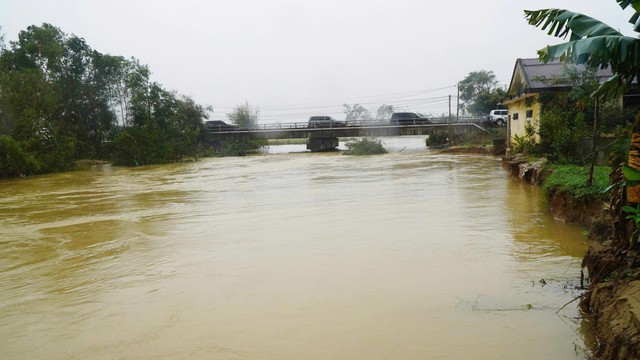 Mưa lớn tiếp tục dồn dập, nhiều khu vực miền Trung bị nhấn chìm trong biển nước- Ảnh 2.