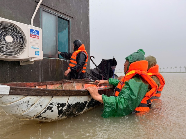 Công an Đắk Lắk vượt nước lũ cứu 7 người bị mắc kẹt khi nước dâng- Ảnh 1.