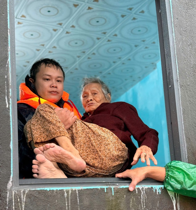 Công an Đắk Lắk vượt nước lũ cứu 7 người bị mắc kẹt khi nước dâng- Ảnh 2.