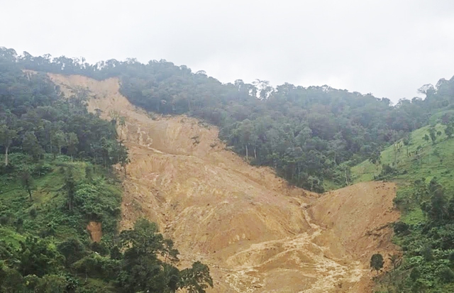 Núi phát ra tiếng nổ lớn, lực lượng tìm kiếm 3 người mất tích phải tạm dừng- Ảnh 1.