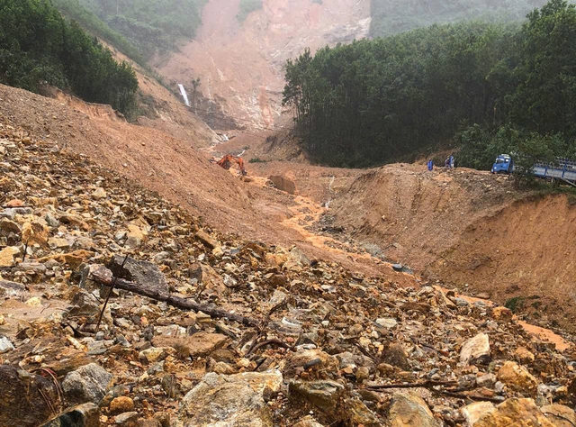 Video: Vượt sạt lở, khiêng võng đưa 3 bệnh nhân đến bệnh viện cấp cứu- Ảnh 1.