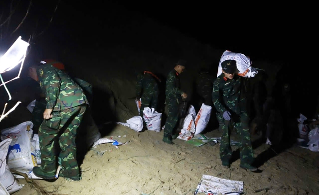 Đội mưa, xuyên đêm cứu kè An Lương trước nguy cơ tái sạt lở dữ dội- Ảnh 10.