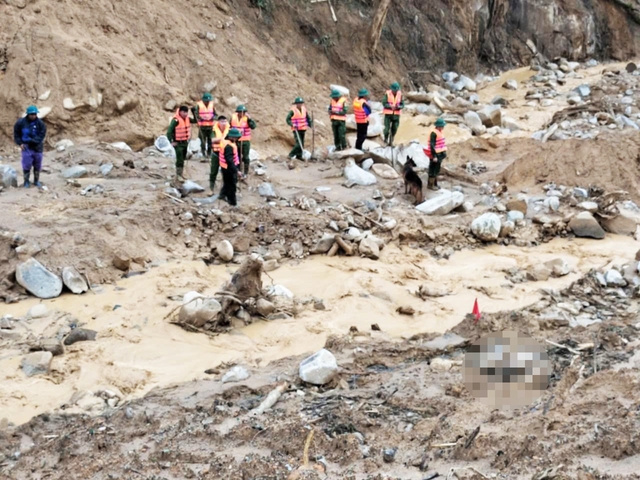 Vụ sạt lở kinh hoàng vùi lấp 3 người: Tìm thấy thi thể đầu tiên- Ảnh 1.