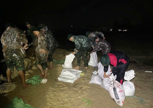 Đội mưa, xuyên đêm cứu kè An Lương trước nguy cơ tái sạt lở dữ dội- Ảnh 2.