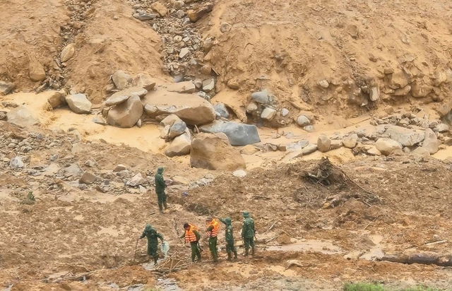 Núi phát ra tiếng nổ lớn, lực lượng tìm kiếm 3 người mất tích phải tạm dừng- Ảnh 2.