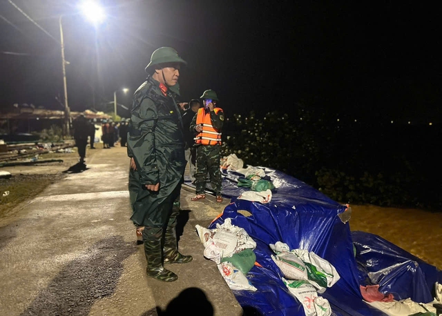 Đội mưa, xuyên đêm cứu kè An Lương trước nguy cơ tái sạt lở dữ dội- Ảnh 6.