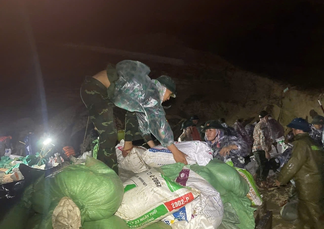 Đội mưa, xuyên đêm cứu kè An Lương trước nguy cơ tái sạt lở dữ dội- Ảnh 7.