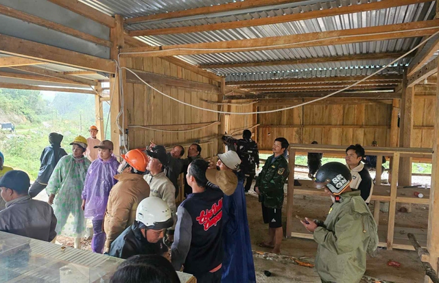 Núi phát ra tiếng nổ lớn, lực lượng tìm kiếm 3 người mất tích phải tạm dừng- Ảnh 7.