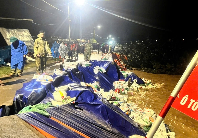 Đội mưa, xuyên đêm cứu kè An Lương trước nguy cơ tái sạt lở dữ dội- Ảnh 8.