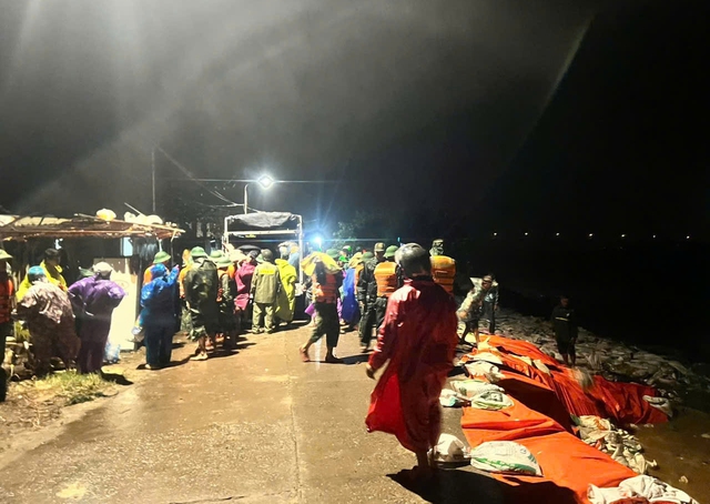 Đội mưa, xuyên đêm cứu kè An Lương trước nguy cơ tái sạt lở dữ dội- Ảnh 9.