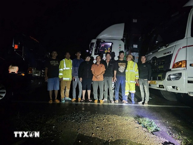 Cơ bản khắc phục đoạn sạt lở Quốc lộ 27C, giải cứu nhiều người mắc kẹt- Ảnh 1.