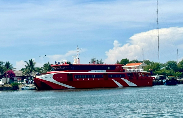 Tàu cao tốc ra đảo Phú Quý dừng hoạt động do thời tiết xấu, sóng lớn 4m- Ảnh 1. Tàu cao tốc ra đảo Phú Quý dừng hoạt động do thời tiết xấu, sóng lớn 4m- Ảnh 1.