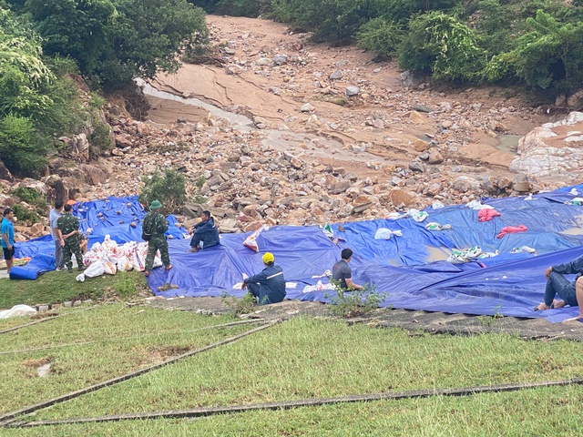 Mưa lũ ở Khánh Hoà gây thiệt hại hơn 370 tỷ đồng, nhiều công trình hư hỏng nặng- Ảnh 2.