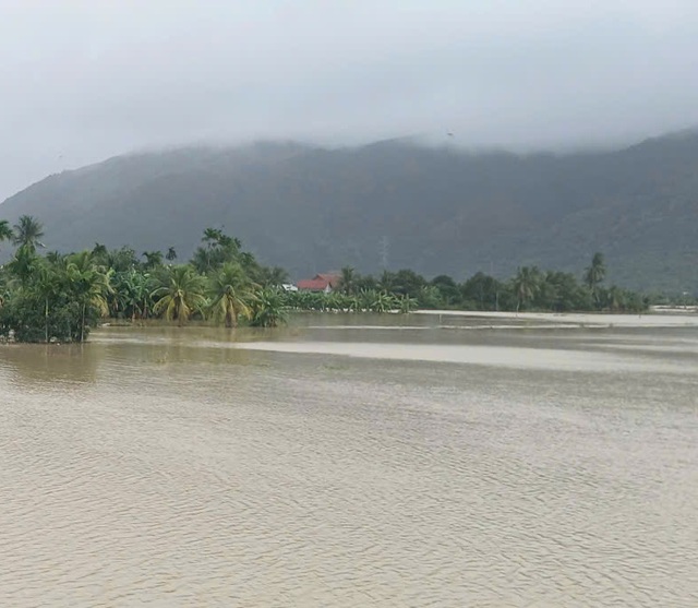 Nước lũ dâng tràn vào nhà, nhiều người dân Khánh Hòa trắng đêm không ngủ- Ảnh 1.