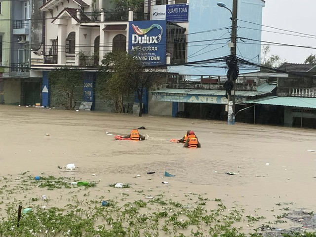 Hàng loạt trạm quan trắc ghi nhận mức lũ lịch sử ở miền Trung, cách gì ứng phó?- Ảnh 2. Hàng loạt trạm quan trắc ghi nhận mức lũ lịch sử ở miền Trung, cách gì ứng phó?- Ảnh 2.