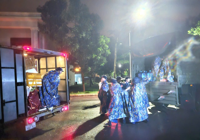 Hải quân xuyên đêm vượt lũ ứng cứu người dân Khánh Hòa- Ảnh 1.