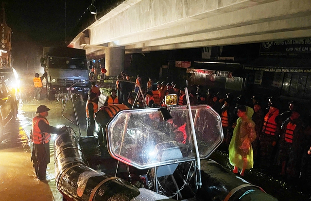 Hải quân xuyên đêm vượt lũ ứng cứu người dân Khánh Hòa- Ảnh 2.