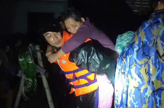 Hải quân xuyên đêm vượt lũ ứng cứu người dân Khánh Hòa- Ảnh 3.