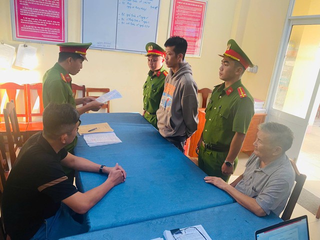 Say rượu, 'tiểu bậy' trước cửa nhà dân, nam thanh niên bị đâm trọng thương- Ảnh 1. Say rượu, 'tiểu bậy' trước cửa nhà dân, nam thanh niên bị đâm trọng thương- Ảnh 1.