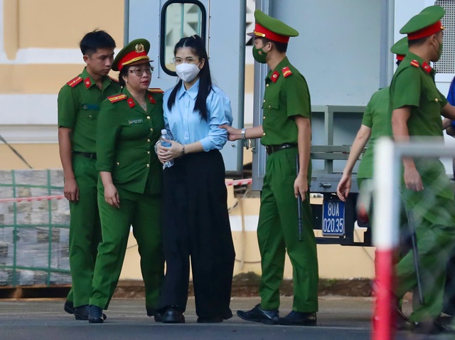 Hoa hậu Thuỳ Tiên, Hằng Du mục, Quang Linh Vlogs hầu toà- Ảnh 2. Hoa hậu Thuỳ Tiên, Hằng Du mục, Quang Linh Vlogs hầu toà- Ảnh 2.
