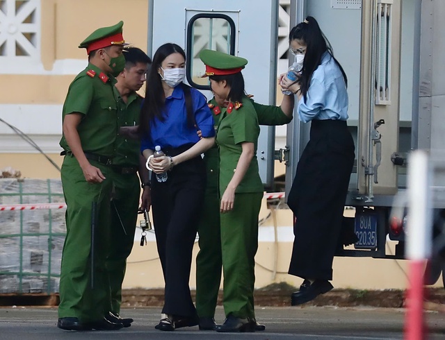 Hoa hậu Thuỳ Tiên, Hằng Du mục, Quang Linh Vlogs hầu toà- Ảnh 1. Hoa hậu Thuỳ Tiên, Hằng Du mục, Quang Linh Vlogs hầu toà- Ảnh 1.