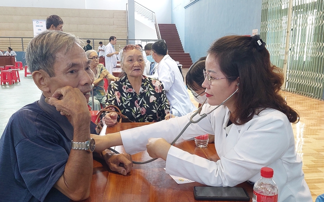 Chăm sóc sức khỏe đồng bào vùng sâu, vùng xa luôn là ưu tiên hàng đầu của ngành Y tế- Ảnh 2. Chăm sóc sức khỏe đồng bào vùng sâu, vùng xa luôn là ưu tiên hàng đầu của ngành Y tế- Ảnh 2.