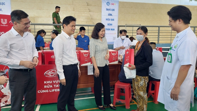 Chăm sóc sức khỏe đồng bào vùng sâu, vùng xa luôn là ưu tiên hàng đầu của ngành Y tế- Ảnh 3. Chăm sóc sức khỏe đồng bào vùng sâu, vùng xa luôn là ưu tiên hàng đầu của ngành Y tế- Ảnh 3.