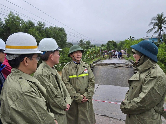 Bộ Nông nghiệp và Môi trường chỉ đạo khắc phục sự cố thiên tai gãy cầu Cây Sung ở Quảng Ngãi- Ảnh 3. Bộ Nông nghiệp và Môi trường chỉ đạo khắc phục sự cố thiên tai gãy cầu Cây Sung ở Quảng Ngãi- Ảnh 3.