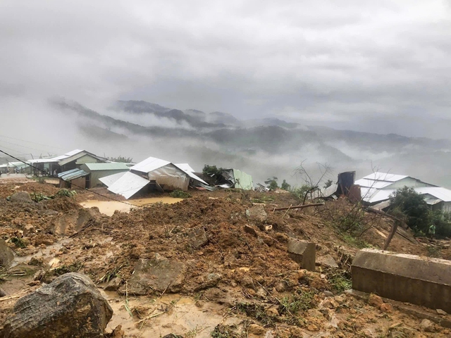 Sạt lở kinh hoàng vùi lấp 6 ngôi nhà, người đàn ông mắc kẹt trong đống đổ nát- Ảnh 1. Sạt lở kinh hoàng vùi lấp 6 ngôi nhà, người đàn ông mắc kẹt trong đống đổ nát- Ảnh 1.