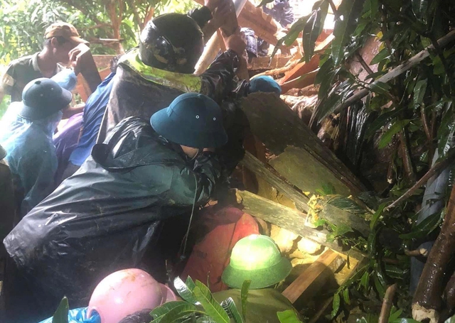 Sạt lở kinh hoàng vùi lấp 6 ngôi nhà, người đàn ông mắc kẹt trong đống đổ nát- Ảnh 2. Sạt lở kinh hoàng vùi lấp 6 ngôi nhà, người đàn ông mắc kẹt trong đống đổ nát- Ảnh 2.