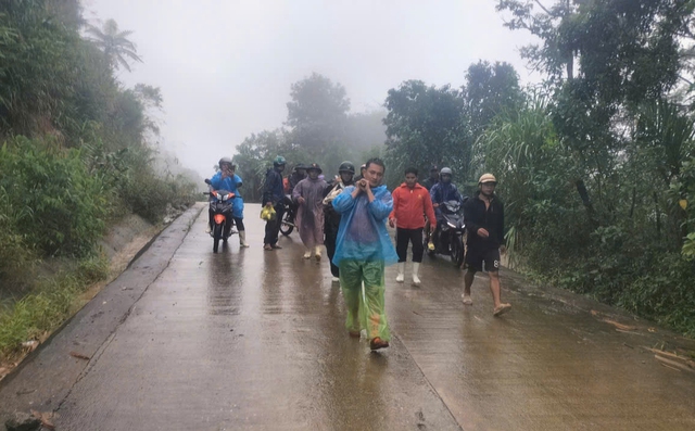 Sạt lở kinh hoàng vùi lấp 6 ngôi nhà, người đàn ông mắc kẹt trong đống đổ nát- Ảnh 3. Sạt lở kinh hoàng vùi lấp 6 ngôi nhà, người đàn ông mắc kẹt trong đống đổ nát- Ảnh 3.
