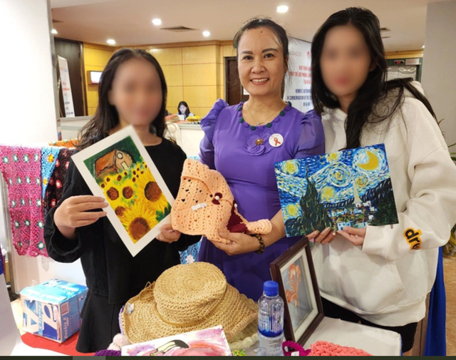 Chuyện của người nhiễm HIV có "nụ cười vượt qua số phận"- Ảnh 1.