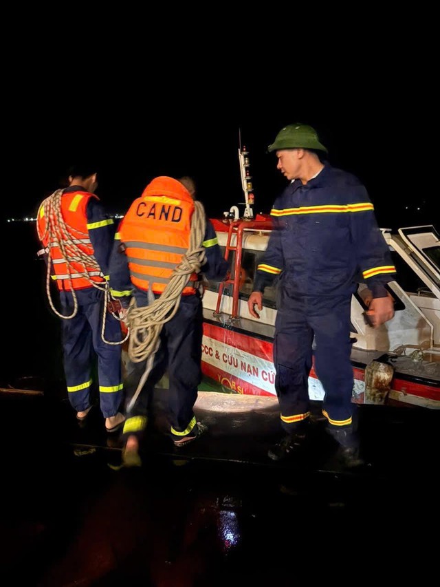 Sau ăn cưới, nam thanh niên ngã xuống hồ Hòa Bình tử vong thương tâm- Ảnh 1. Sau ăn cưới, nam thanh niên ngã xuống hồ Hòa Bình tử vong thương tâm- Ảnh 1.