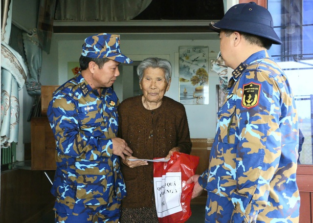 Ấm áp nghĩa tình của hải quân với người dân bị ảnh hưởng bão lũ- Ảnh 1.