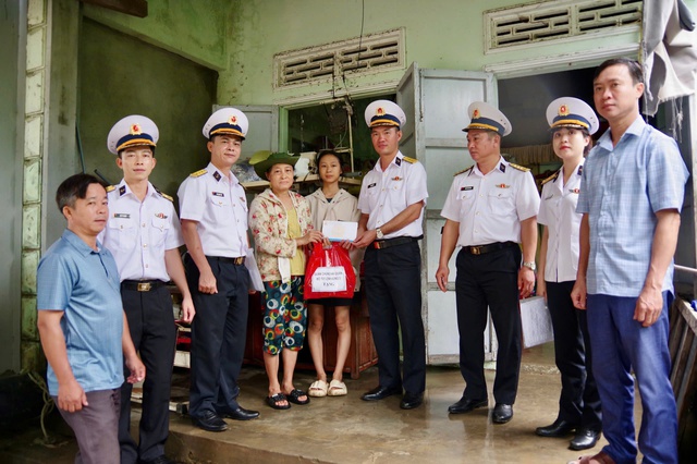 Ấm áp nghĩa tình của hải quân với người dân bị ảnh hưởng bão lũ- Ảnh 2.