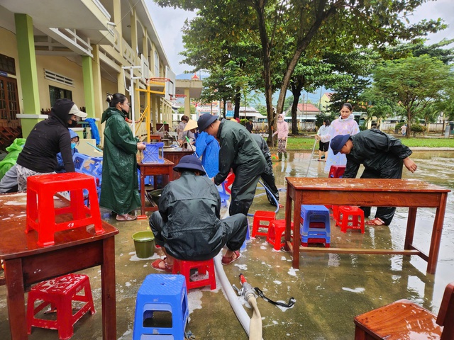 Ấm áp nghĩa tình của hải quân với người dân bị ảnh hưởng bão lũ- Ảnh 3.