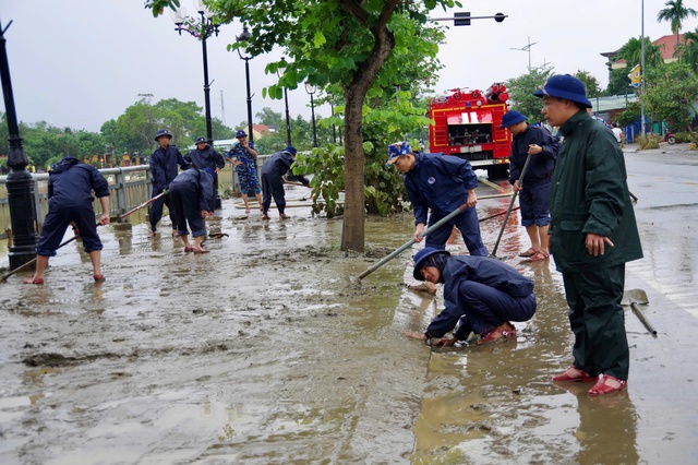 Ấm áp nghĩa tình của hải quân với người dân bị ảnh hưởng bão lũ- Ảnh 4.